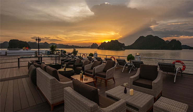Enjoy 5* Experience on Oasis Bay Party Cruise 3 days 2 night